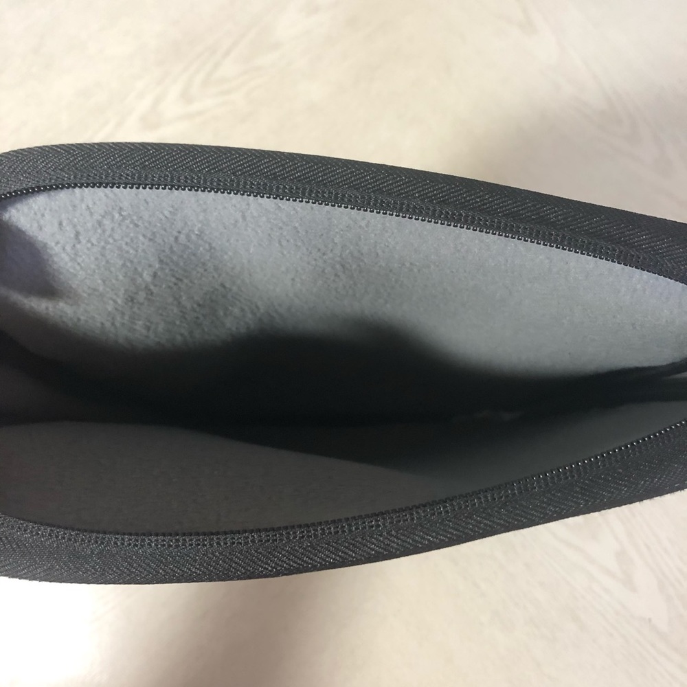 Belkin Black Sleeve Cover for Laptops - Picture 3 of 4